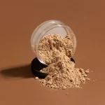 Tumpahan bubuk whey protein isolate terbaik, melambangkan nutrisi penting untuk pemulihan otot dan tidur berkualitas