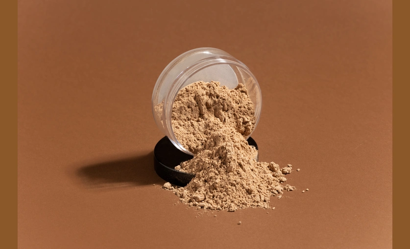 Tumpahan bubuk whey protein isolate terbaik, melambangkan nutrisi penting untuk pemulihan otot dan tidur berkualitas